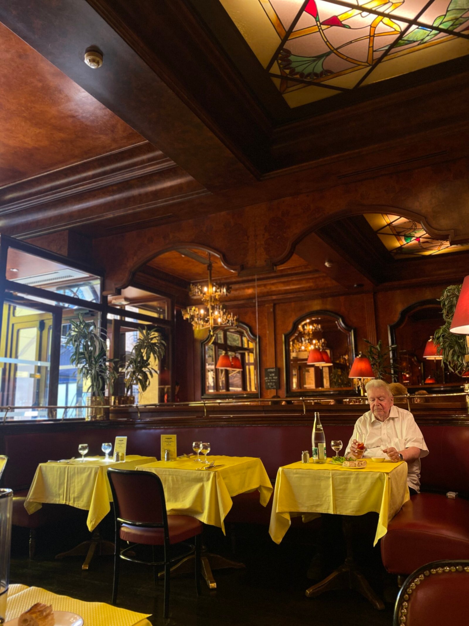 INSIDE RESTAURANT L'ENTRECOTE